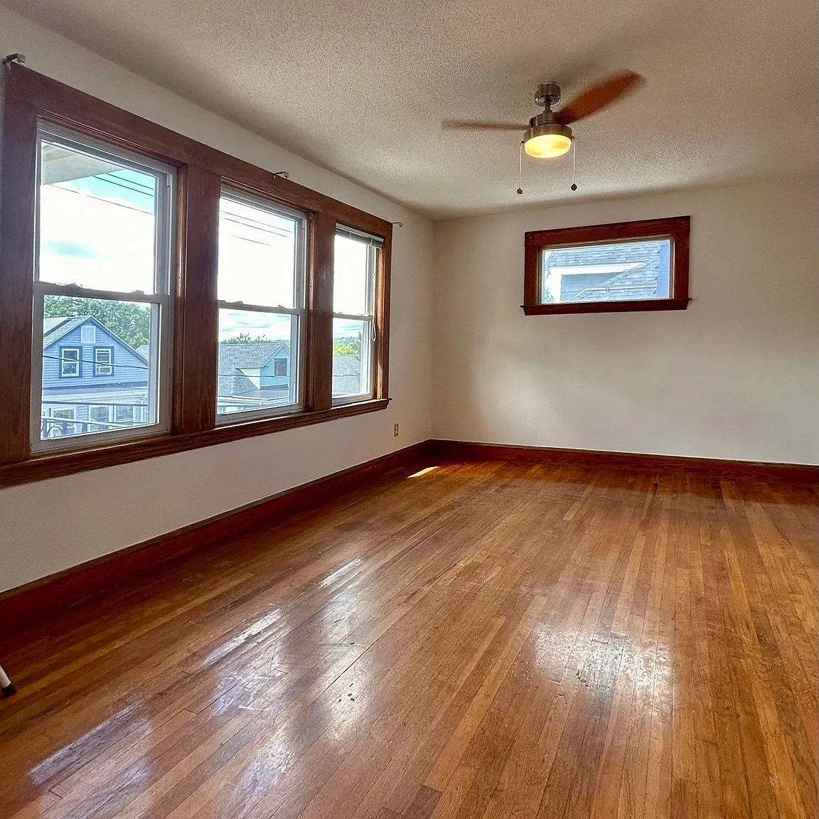 3 bed, 1.0 bath, 1800 sqft, $3,000 — Photo 4