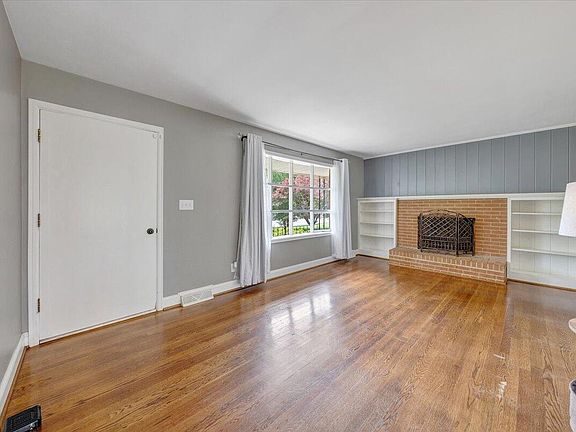 2nd image of 910 Woodhaven Dr