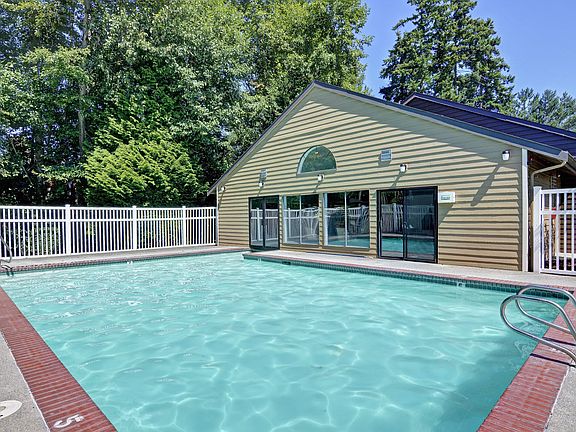 2nd image of 952 SW Campus Dr APT 20B3