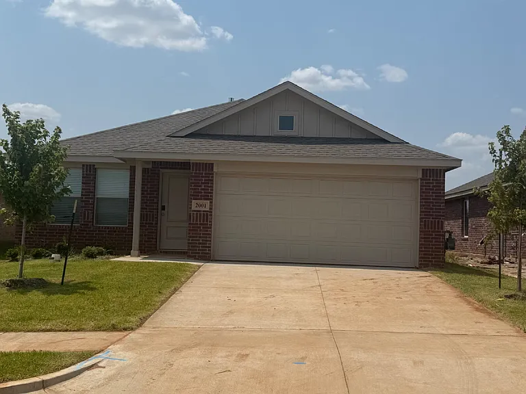 2001 Chestnut Oak Ct — Photo 1