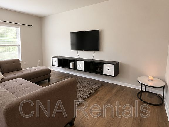 3rd image of 596 Oakside Pl