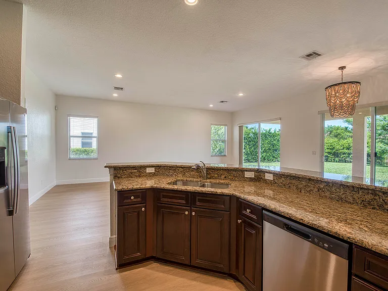 172 Manor Cir — Photo 5
