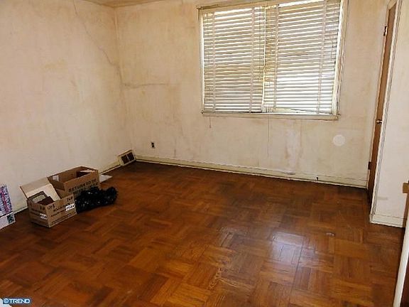 4th image of 2142 Devereaux Ave