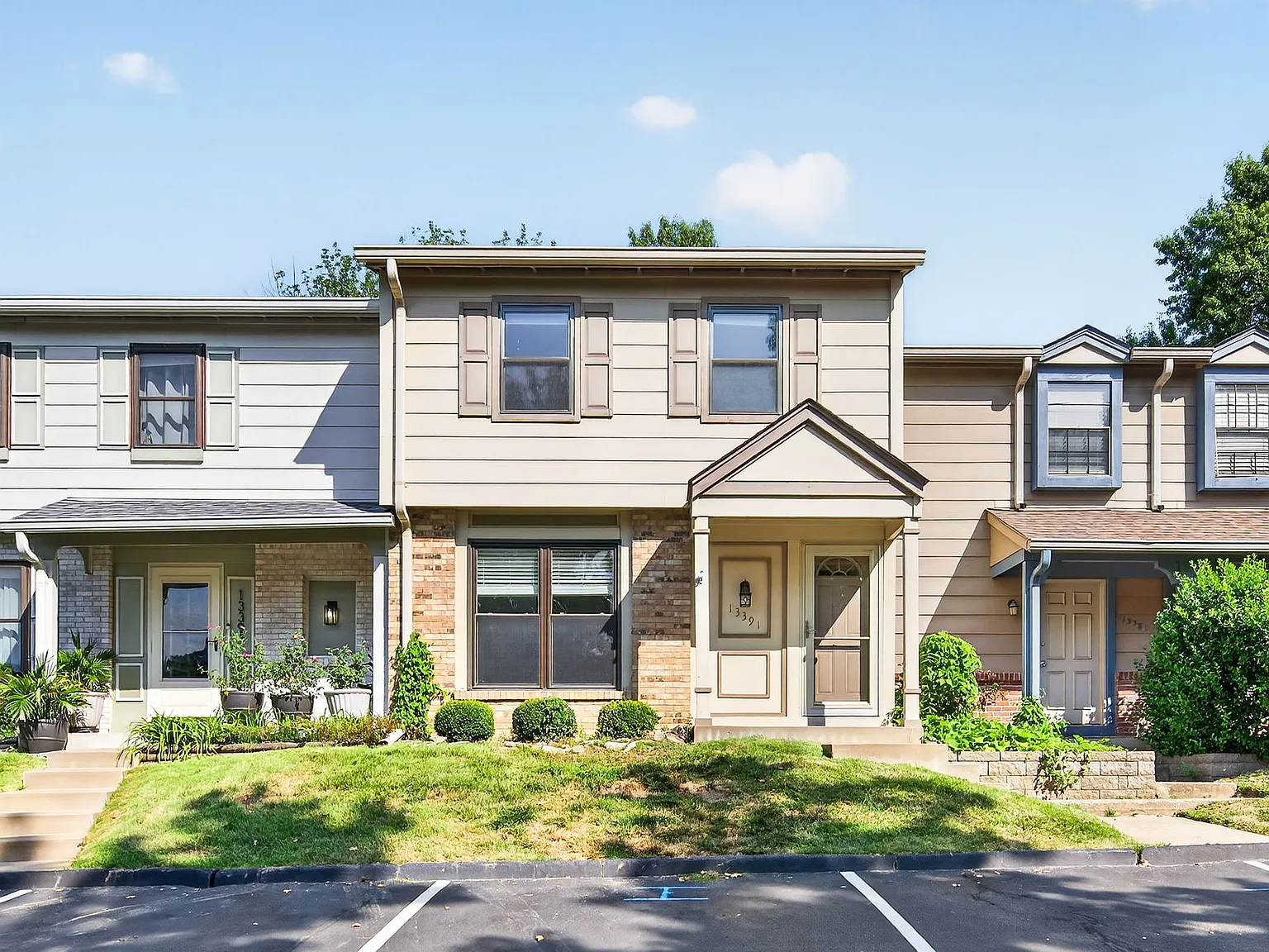 3 bed, 1260 sqft, $2,250 — Photo 3