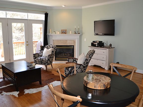 3rd image of 464 Stanley Ave
