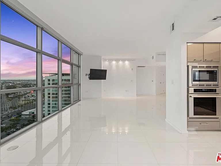 13700 Marina Pointe Dr #1915 — Photo 4