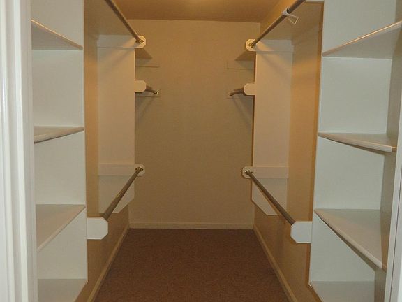 5th image of 806 Green Mountain Dr