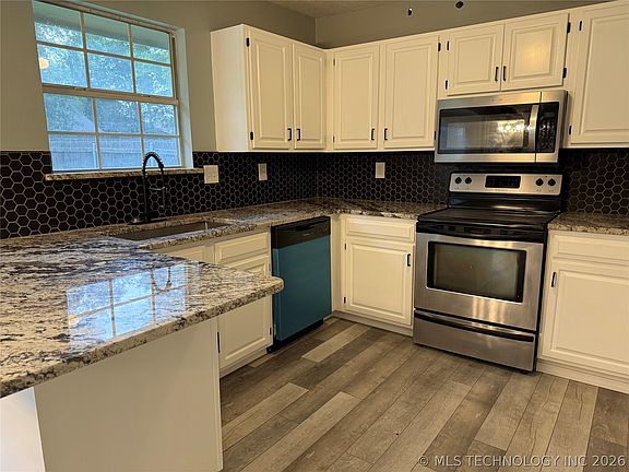4th image of 1116 N Hickory Dr