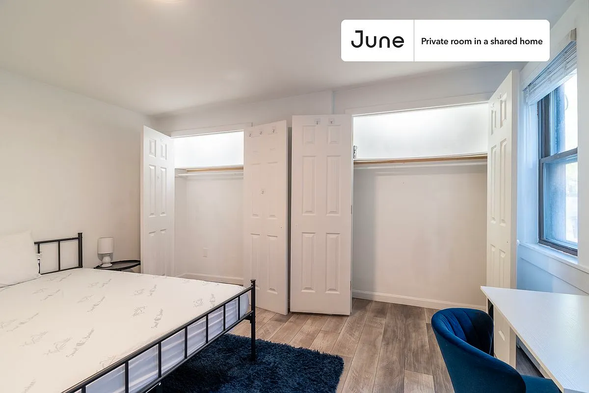 Queen bedroom in 5 bed/2 bath home in South Boston #1752 D — Photo 4