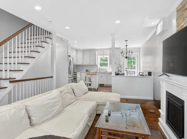 433 E 6th St, South Boston, MA 02127