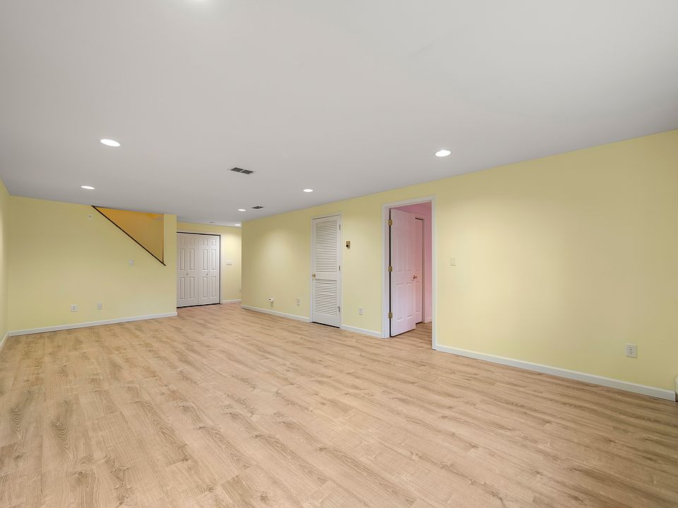 1st image of 403 Dogwood Ct #403