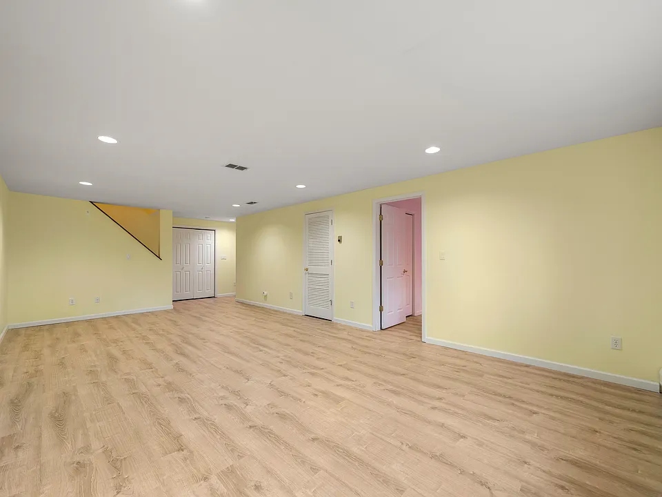 403 Dogwood Ct #403