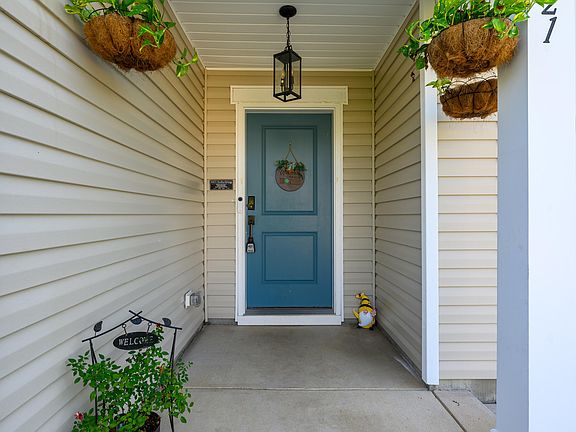 3rd image of 321 New Castle Ln