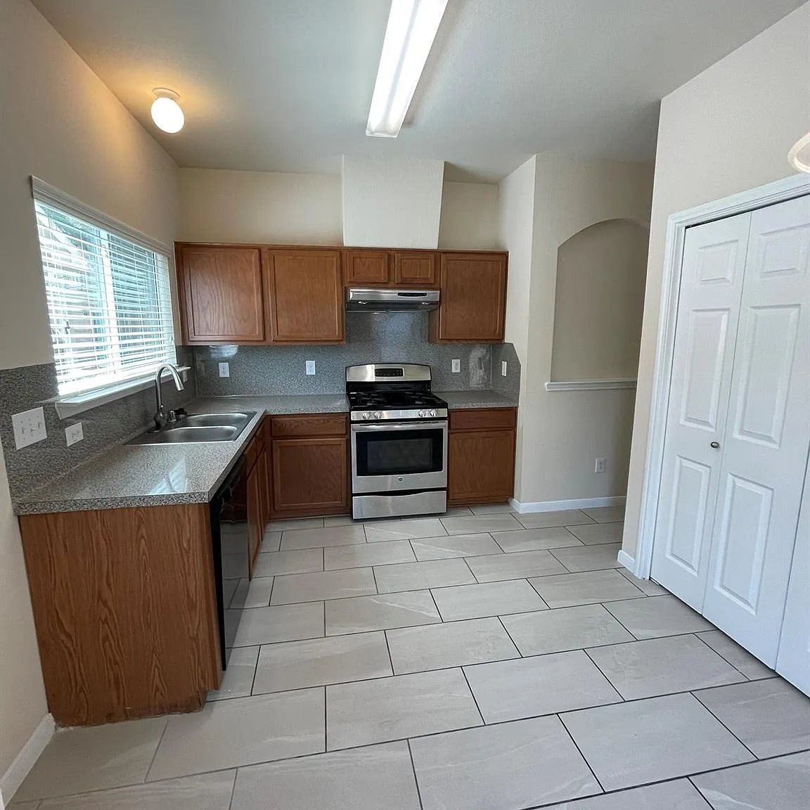 4 bed, 2.5 bath, 1706 sqft, $1,950 — Photo 4