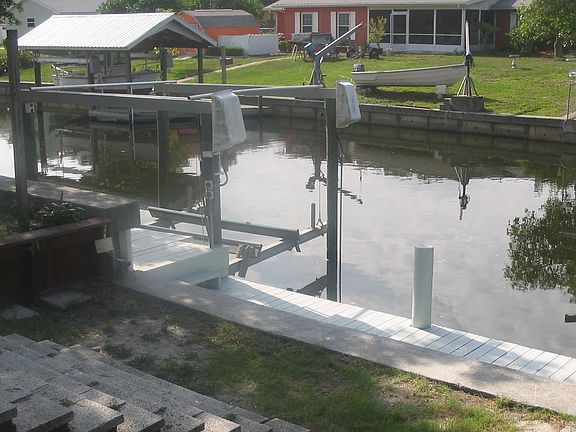 Dock with boat lift acess to saltwater canal.