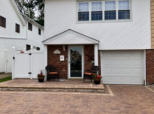 93 Middle Loop Rd, Staten Island, NY 10308