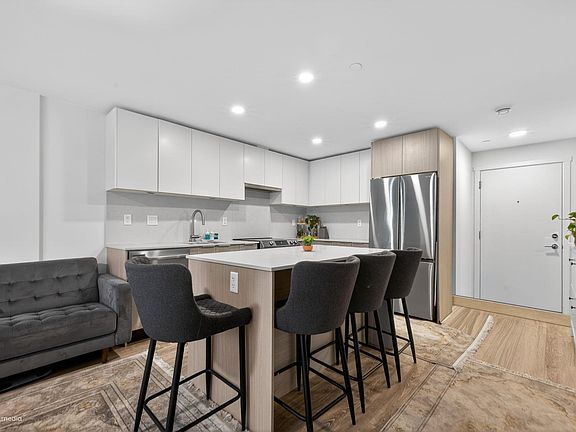 5th image of 13968 Laurel Dr #318
