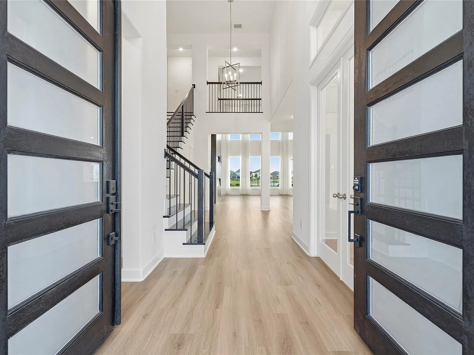 4 bed, 4.5 bath, 4320 sqft, $5,000 — Photo 2
