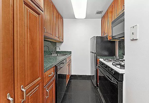 4th image of 335 E 54th St APT 4F