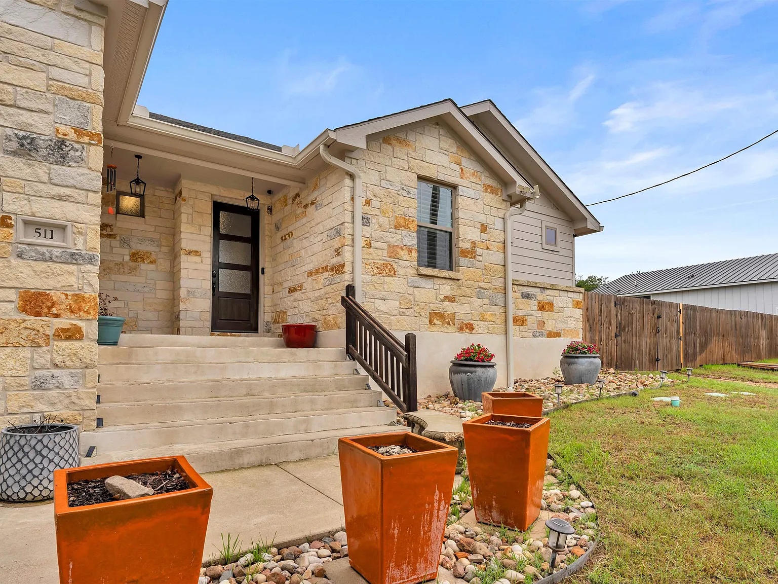 3 bed, 2.0 bath, 1686 sqft, $2,400 — Photo 2