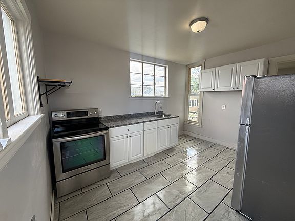 2nd image of 131 Carlisle St #R3