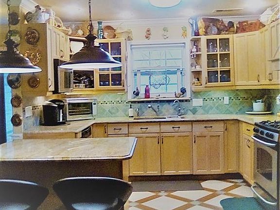 3rd image of 704 Idlewild Dr