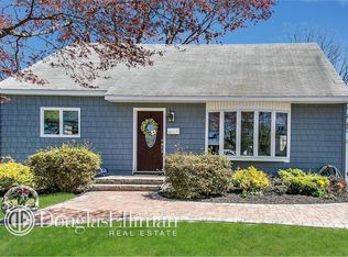51 Livingston St, Deer Park, NY 11729