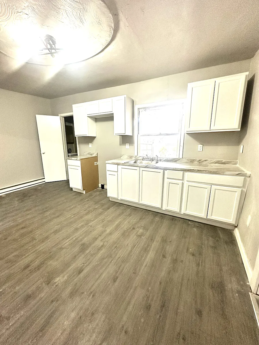 Building Photo - 733 Maple St #1