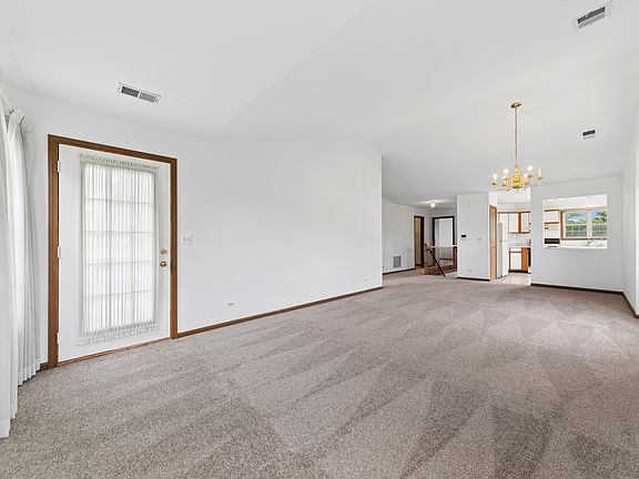 5th image of 208 Chesterfield Ct Unit B