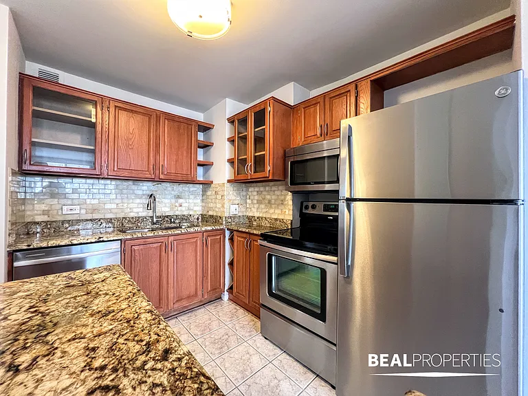 1344 N Dearborn — Photo 39