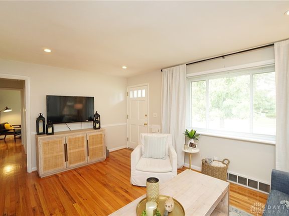 2nd image of 7801 Greenbriar Ln
