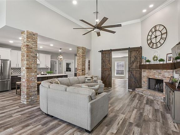 5th image of 218 Hawthorn Dr
