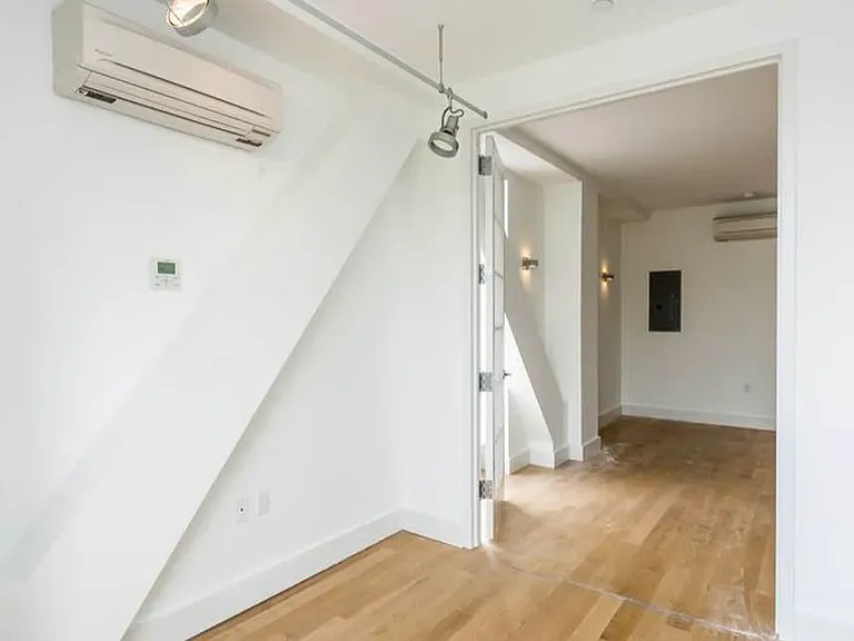 74 Maujer St #1V — Photo 8