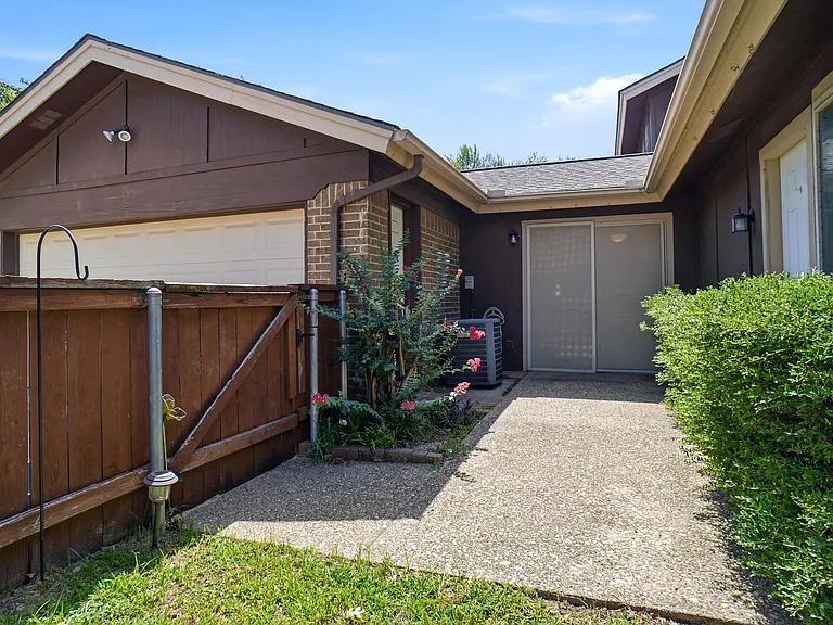 6430 Lago Vista Dr — Photo 11