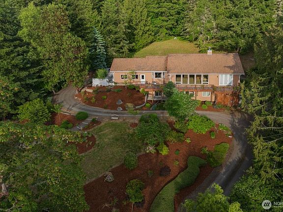 3rd image of 823 Fox Hollow Road