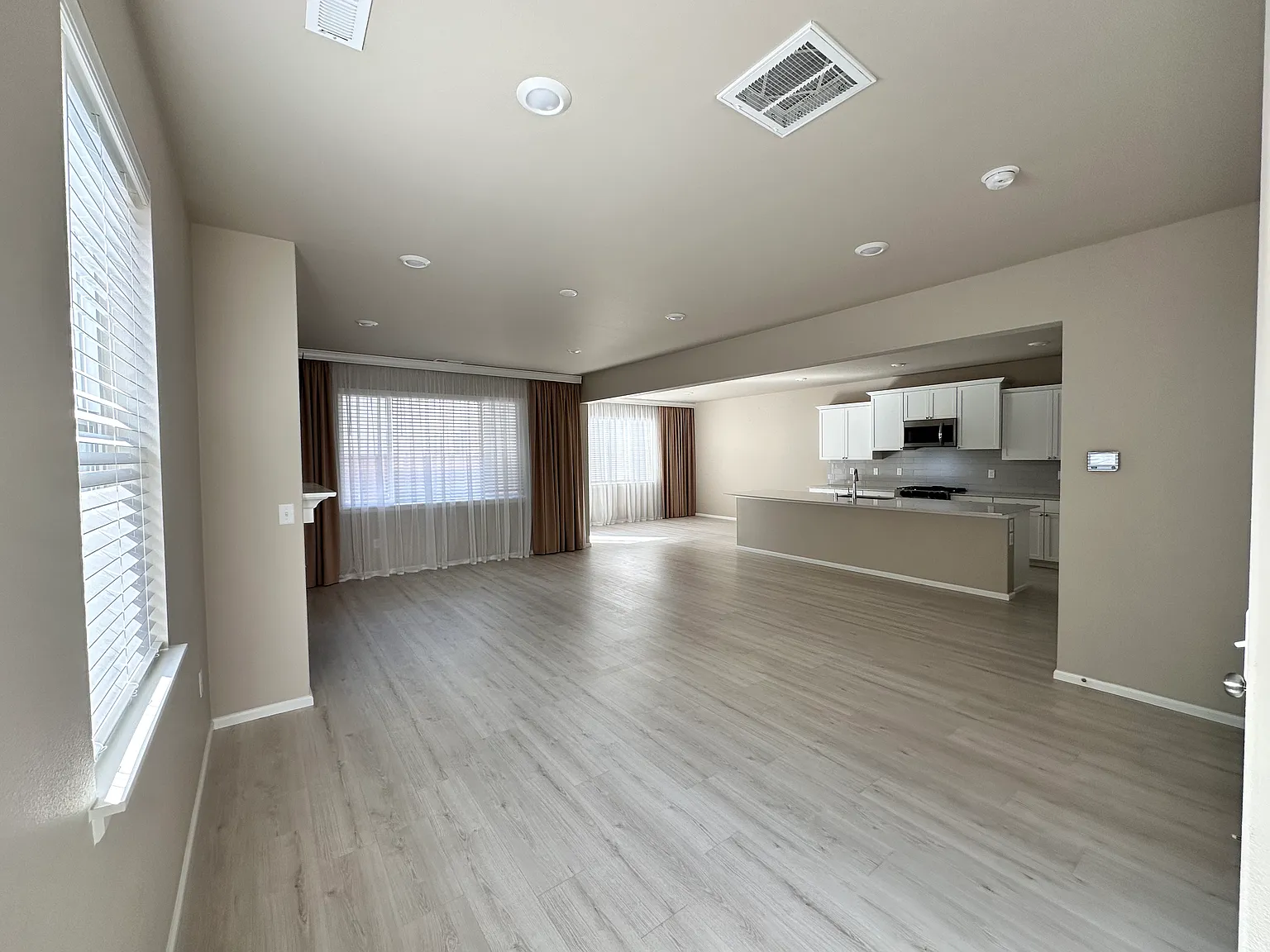 4 bed, 2.5 bath, 2560 sqft, $3,750 — Photo 3
