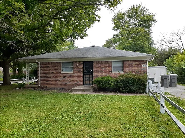 1702 N Graham Ave — Photo 4