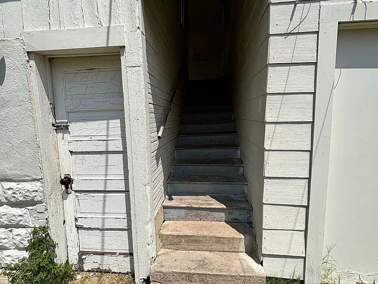 216 S Moore Ave — Photo 3