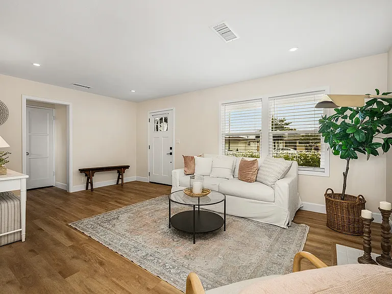 944 W Acacia Ave — Photo 5