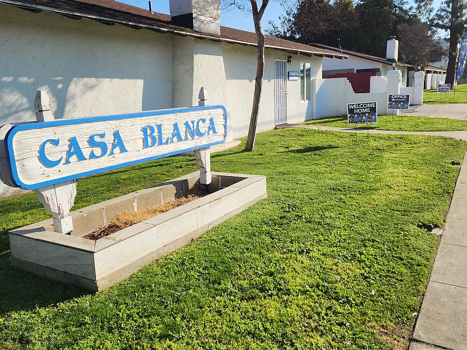 Casa Blanca Apartments