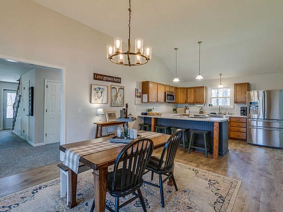 3rd image of 373 Mountain Cir