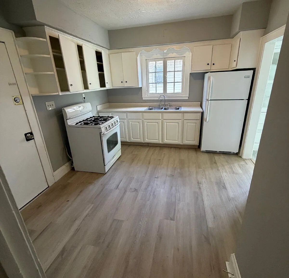 2 bed, 1.0 bath, $1,100 — Photo 3