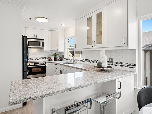 3rd image of 1022 Chula Vista Ave