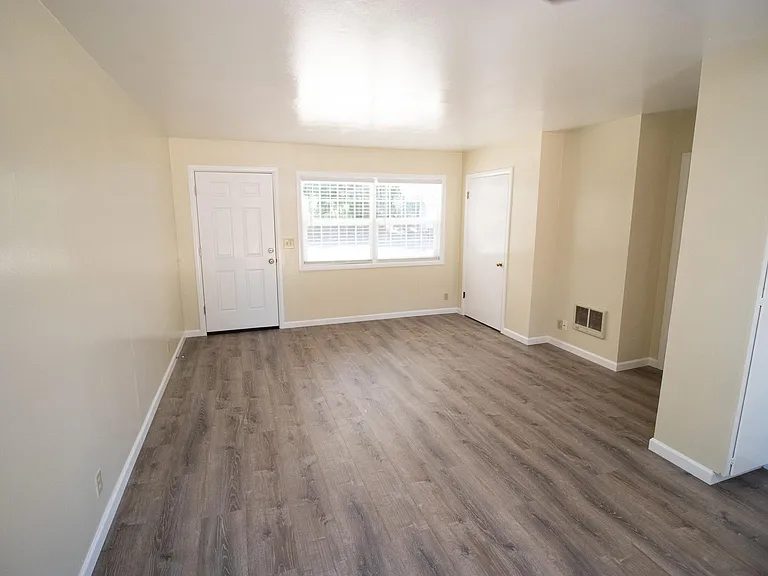 2119 Eastwood Ln — Photo 4