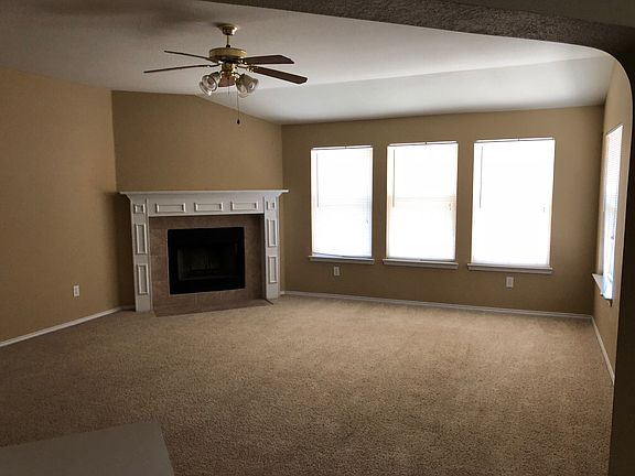 5th image of 101 W Iowa Dr