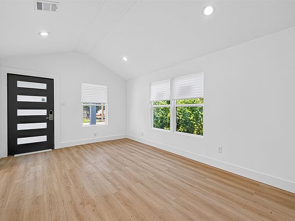 4th image of 404 E 37th St