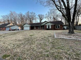 910 S Oakhill Dr, Rogers, AR 72758