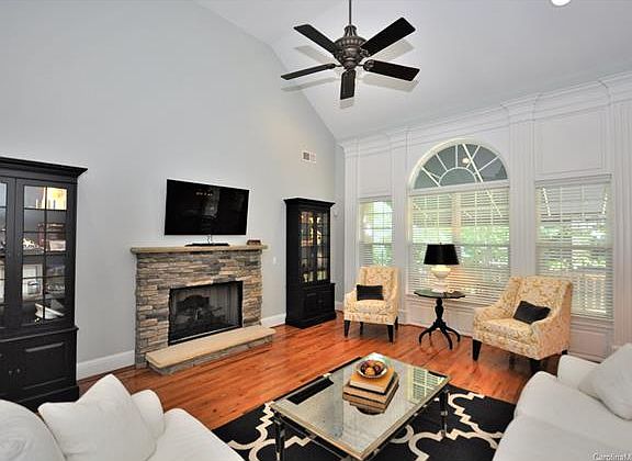4th image of 6526 Robin Hollow Dr