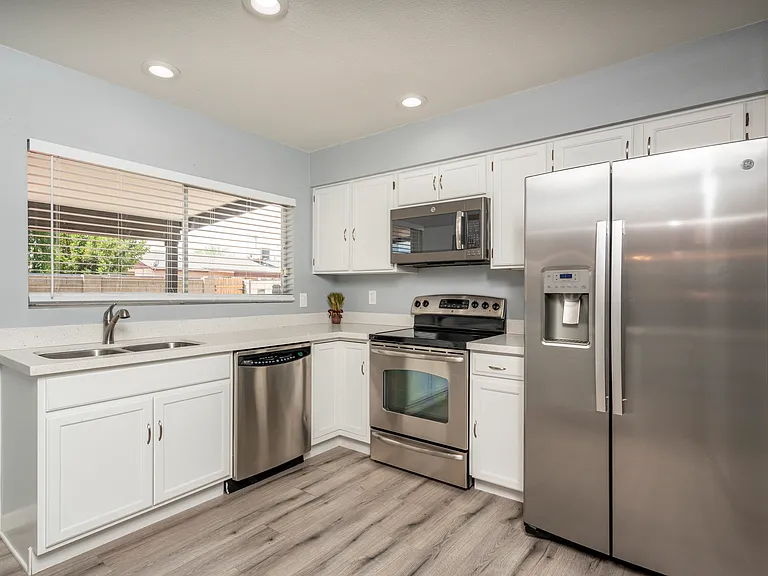 951 W La Jolla Dr — Photo 8