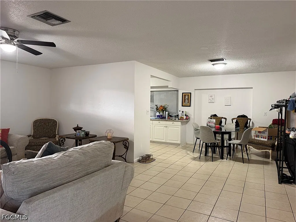 2 bed, 1.0 bath, 1900 sqft, $1,500 — Photo 3